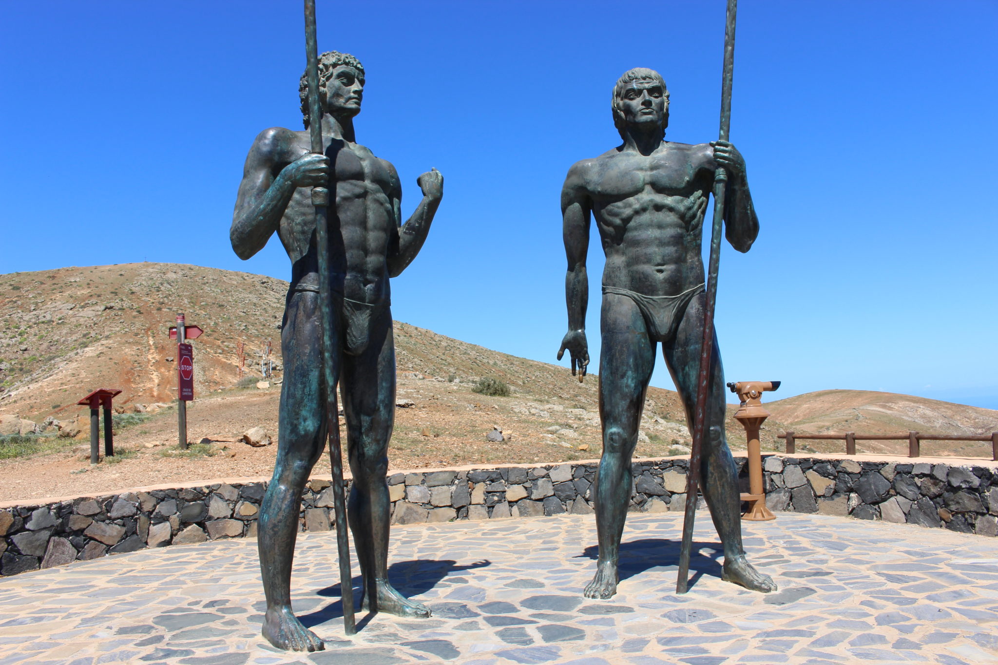 Posągi ostatnich władców Fuerteventury przed hiszpańską kolonizacją.