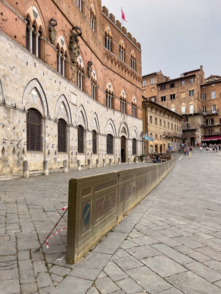 Piazza del Campo Palazzo Publico w Sienie